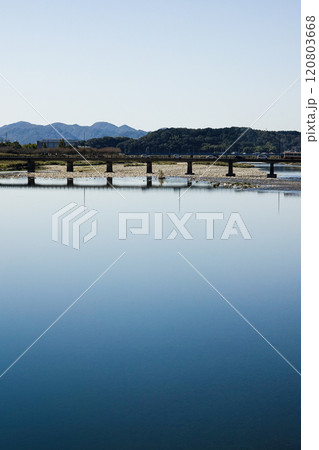 兵庫県たつの市にある揖保川の風景 120803668