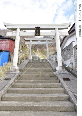 冬の北海道八雲町熊石で相沼八幡神社の境内の風景を撮影 冬の北海道八雲町熊石で相沼八幡神社の境内の風景を撮影 120803790