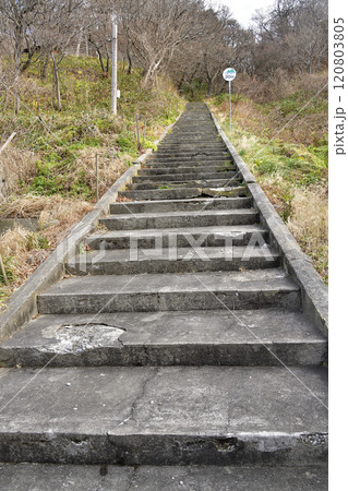 冬の北海道八雲町熊石で相沼八幡神社の境内の風景を撮影 120803805