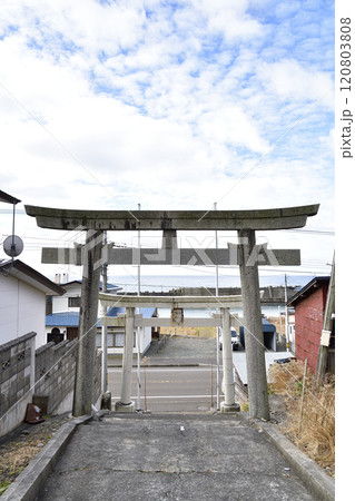 冬の北海道八雲町熊石で相沼八幡神社の境内の風景を撮影 冬の北海道八雲町熊石で相沼八幡神社の境内の風景を撮影 120803808