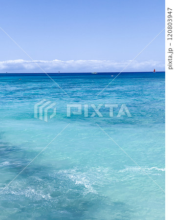 ハワイの青い海と空 ハワイの青い海と空 120803947