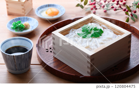 シンプルな味わい　茹でたての釜揚げうどん 120804475