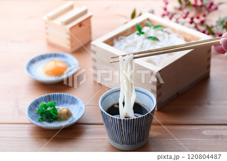 シンプルな味わい　茹でたての釜揚げうどん 120804487