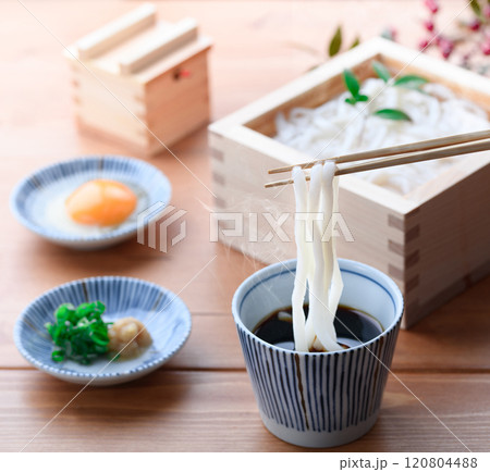 シンプルな味わい 茹でたての釜揚げうどん シンプルな味わい 茹でたての釜揚げうどん 120804488