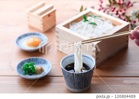 シンプルな味わい　茹でたての釜揚げうどん 120804489