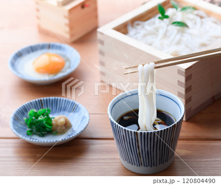 シンプルな味わい　茹でたての釜揚げうどん 120804490