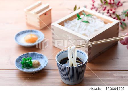 シンプルな味わい　茹でたての釜揚げうどん 120804491