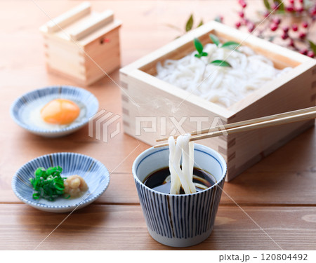 シンプルな味わい　茹でたての釜揚げうどん 120804492