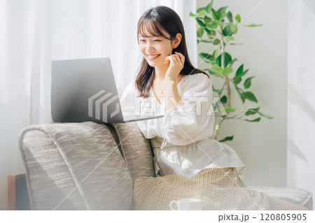 ソファでパソコンを使う女性 120805905