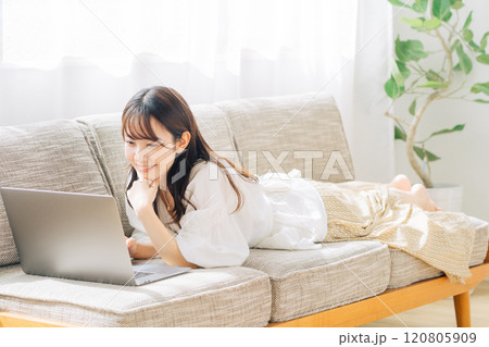 ソファで寝転がりながらパソコンを使う女性 ソファで寝転がりながらパソコンを使う女性 120805909