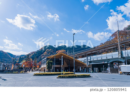 秋の京王高尾山口駅 120805941