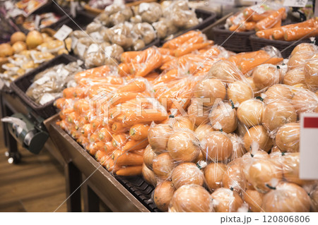 スーパーの野菜売り場 スーパーの野菜売り場 120806806
