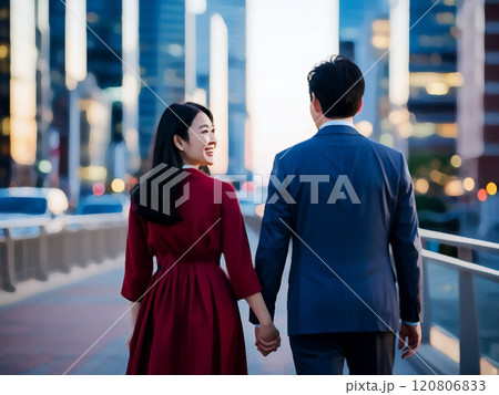 手をつなぐ若い女性と中年男性カップル 120806833