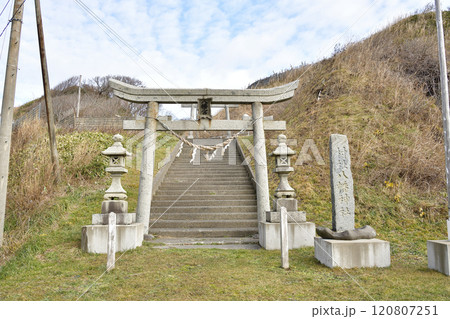 冬の北海道乙部町で三ツ谷八幡神社の境内の風景を撮影 冬の北海道乙部町で三ツ谷八幡神社の境内の風景を撮影 120807251