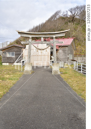 冬の北海道乙部町で三ツ谷八幡神社の境内の風景を撮影 120807253