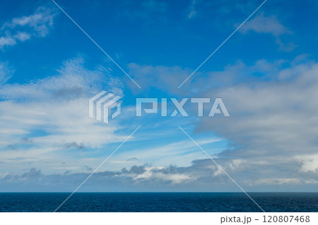 【夏~秋の大海原からの大空 空背景や空合成素材】 【夏~秋の大海原からの大空 空背景や空合成素材】 120807468