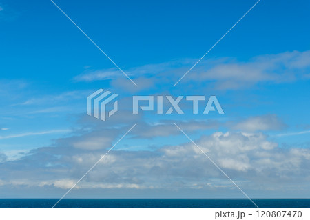 【夏~秋の大海原からの大空 空背景や空合成素材】 【夏~秋の大海原からの大空 空背景や空合成素材】 120807470