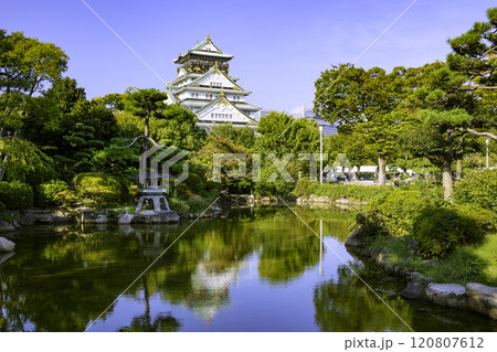 大阪城天守閣と日本庭園（大阪府大阪市） 120807612