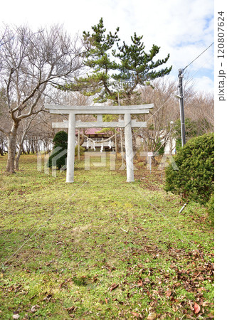 冬の北海道乙部町で元和八幡神社の境内の風景を撮影 120807624