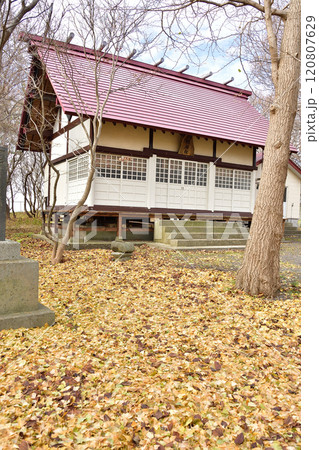 冬の北海道乙部町で元和八幡神社の境内の風景を撮影 120807629