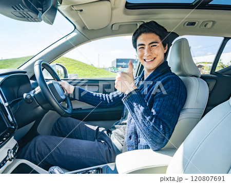 自動車の車内でサムアップする男性ドライバー 自動車の車内でサムアップする男性ドライバー 120807691