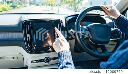 自動車のインパネ画面をタッチするドライバー 自動車のインパネ画面をタッチするドライバー 120807694