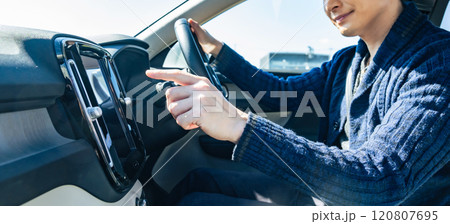 自動車のインパネ画面をタッチするドライバー 自動車のインパネ画面をタッチするドライバー 120807695