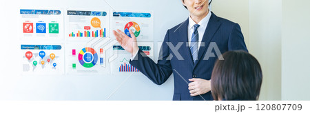 セミナーで講演する男性ビジネスパーソン セミナーで講演する男性ビジネスパーソン 120807709