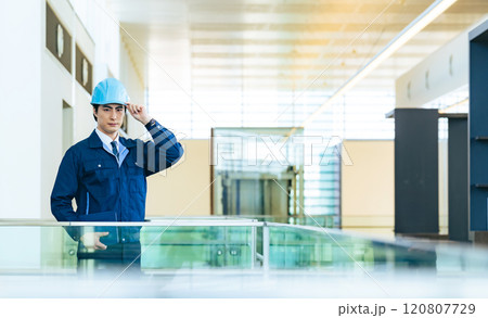 建物の中でタブレットPCを持つ男性作業員 建物の中でタブレットPCを持つ男性作業員 120807729