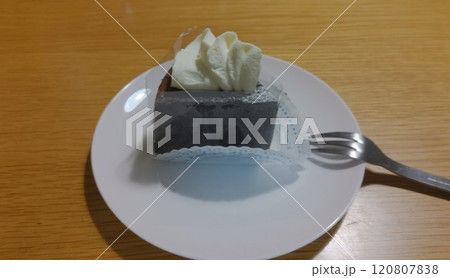 上品なチョコレートケーキ　chocolate cake 120807838