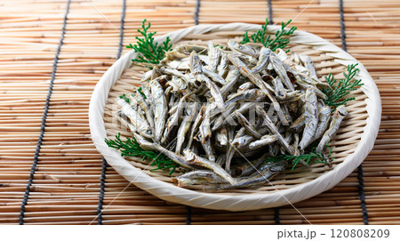 煮干し 出汁にも使えてそのまま食べても美味しいいりこ 煮干し 出汁にも使えてそのまま食べても美味しいいりこ 120808209