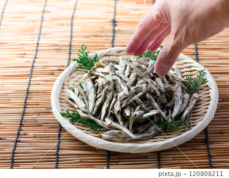 煮干し 出汁にも使えてそのまま食べても美味しいいりこ 煮干し 出汁にも使えてそのまま食べても美味しいいりこ 120808211