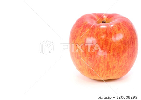 赤いリンゴ 丸ごと1個 青森県産 サンふじ 明るい背景 赤いリンゴ 丸ごと1個 青森県産 サンふじ 明るい背景 120808299