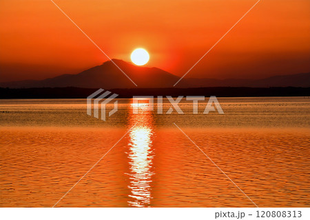 筑波山と涸沼の夕景 筑波山と涸沼の夕景 120808313