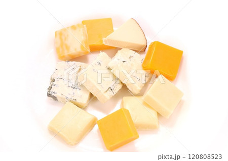 チーズ色々　ゴルゴンゾーラ　チェダー　ゴーダ　ミモレット　明るい背景 120808523
