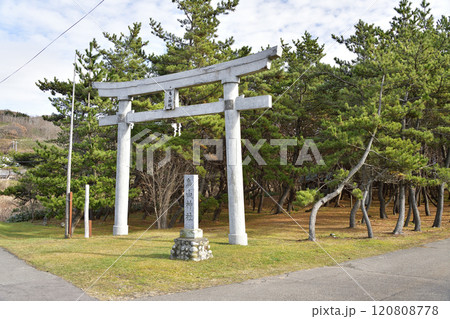 冬の北海道乙部町で鳥山神社の境内の風景を撮影 120808778