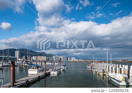 琵琶湖大津港のヨットハーバー 120809226
