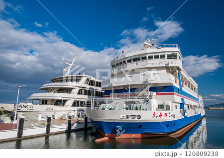 琵琶湖大津港に停泊中の観光船ビアンカと学習船うみのこ 120809238