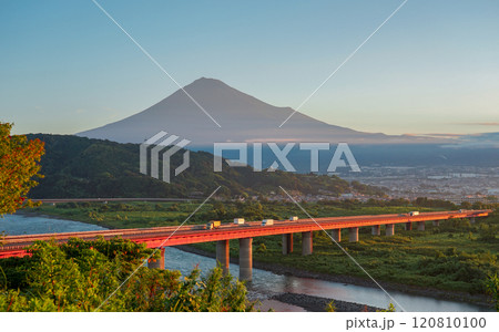 富士川サービスエリアから秋晴れの富士山(静岡県富士市) 富士川サービスエリアから秋晴れの富士山(静岡県富士市) 120810100
