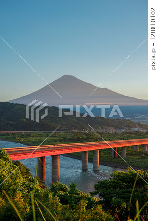 富士川サービスエリアから秋晴れの富士山(静岡県富士市) 富士川サービスエリアから秋晴れの富士山(静岡県富士市) 120810102