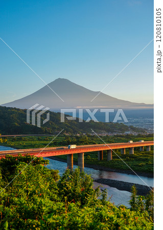 富士川サービスエリアから秋晴れの富士山（静岡県富士市） 120810105