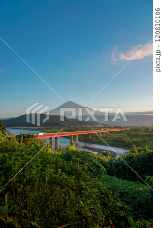 富士川サービスエリアから秋晴れの富士山（静岡県富士市） 120810106