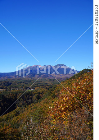 秋の開田高原 九蔵峠から眺めた御嶽山と紅葉 秋の開田高原 九蔵峠から眺めた御嶽山と紅葉 120810253