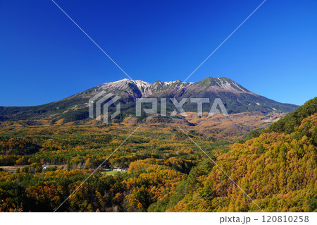 秋の開田高原　九蔵峠から眺めた御嶽山と紅葉 120810258