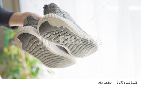 靴底の外側がすり減る女性 120811112