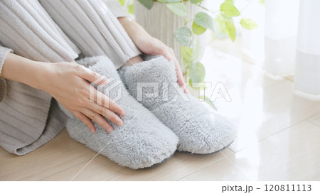 ルームシューズを履く冷え性の女性 ルームシューズを履く冷え性の女性 120811113