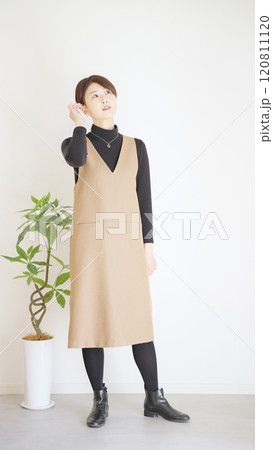 女性秋服冬服のファッションコーディネート全身(縦向き) 女性秋服冬服のファッションコーディネート全身(縦向き) 120811120