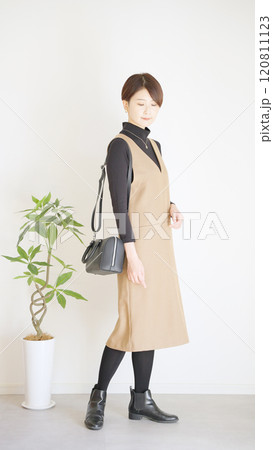女性秋服冬服のファッションコーディネート全身（縦向き） 120811123