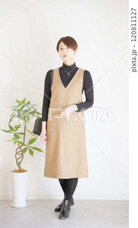 女性秋服冬服のファッションコーディネート全身（縦向き） 120811127