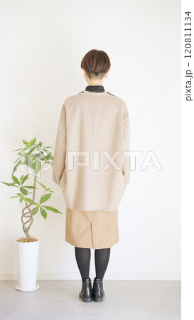 女性秋服冬服のファッションコーディネート全身(縦向き) 女性秋服冬服のファッションコーディネート全身(縦向き) 120811134